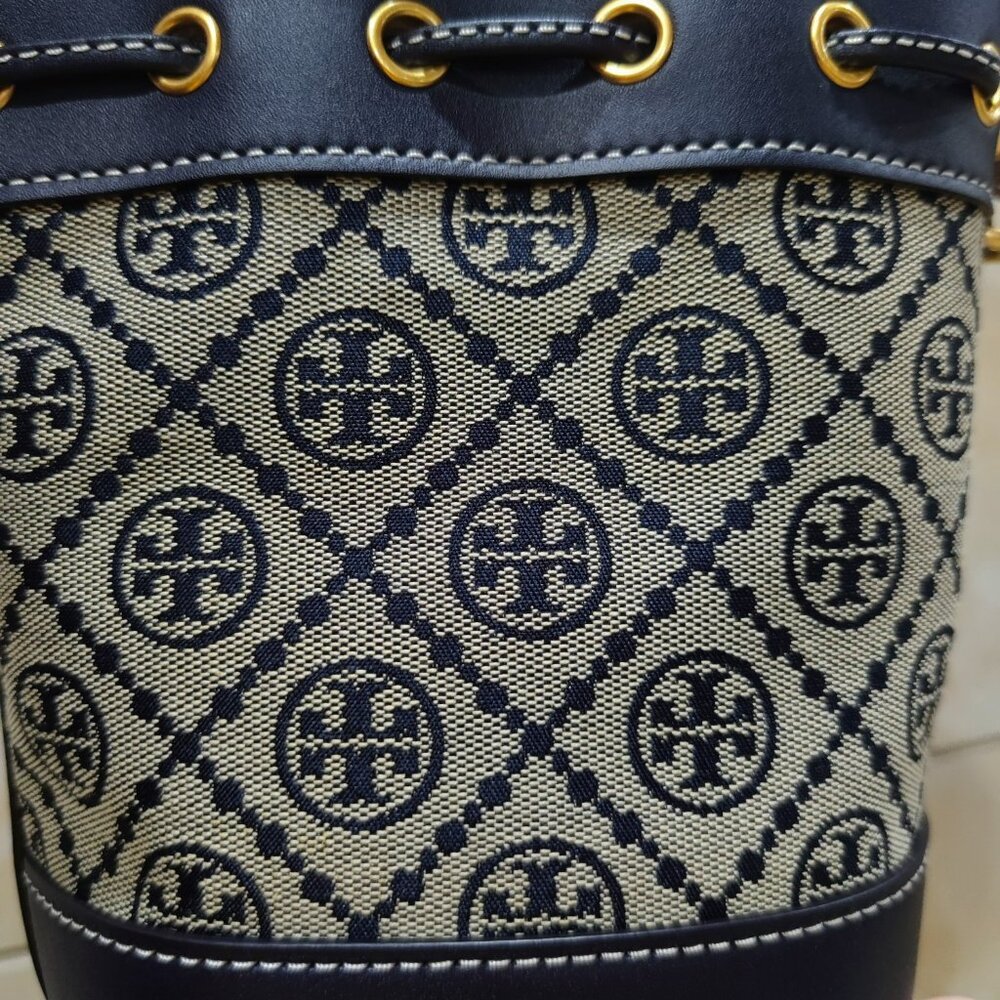 New Tory Burch Women's Navy T Monogram Mini Bucket Bag One Size - Picture 6 of 7